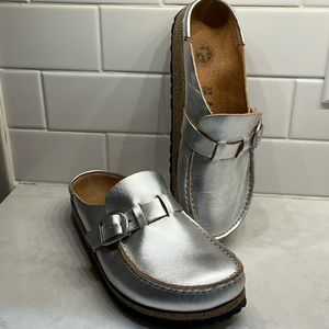 Birkenstock Buckley Moccasin Clog. Excellent used condition! Metallic silver.